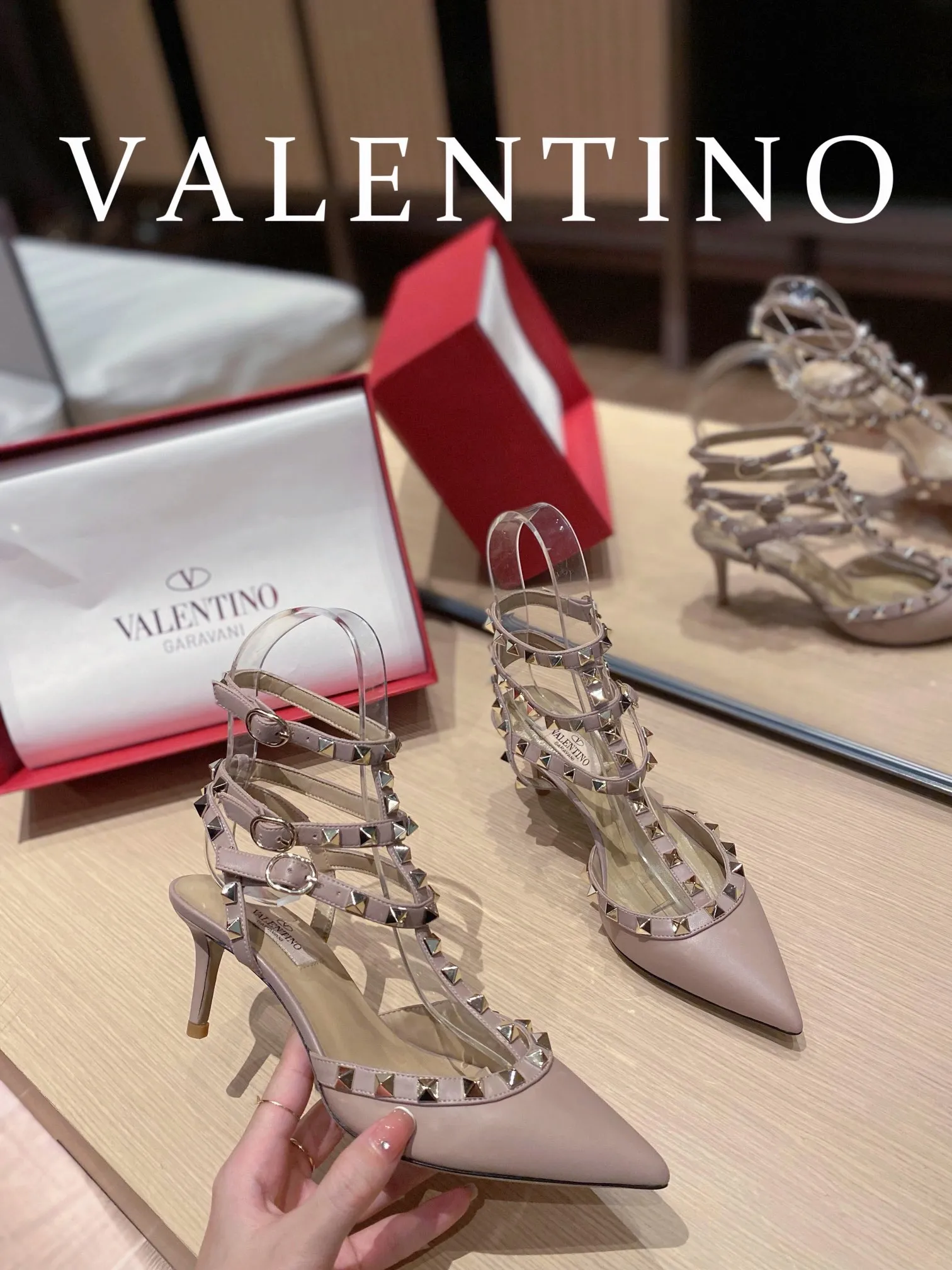 P👟👟Ex-factory price 560👟👟 Women's shoes, women's clothing 𝙑𝙖𝙡𝙚𝙣𝙩𝙞𝙣𝙤/Valentino𝙑𝙏 🎁Latest colors😍ʚ😊ɞ has been an Italian national treasure brand since the 1960s. Timeless and deeply rooted in people's hearts❤ Never out of date. One of the must-have items 〰 ɪɴѓᴏʀᴍᴀᴛɪᴏɴ 〰♡ There are many colors for you to choose from💝Original molded electric rivets (non-oxidized) High-end customized imported cowhide➠Mirror patent leather❗️Details in place🆚Exclusive color card💯Comfortable sheepskin lining✅Imported Italian leather outsole🇮🇹 Size: 35-39 (34.40.41.4👟👟Ex-factory price 4) Also customized♡♡ Heel height: ➠6.5cm